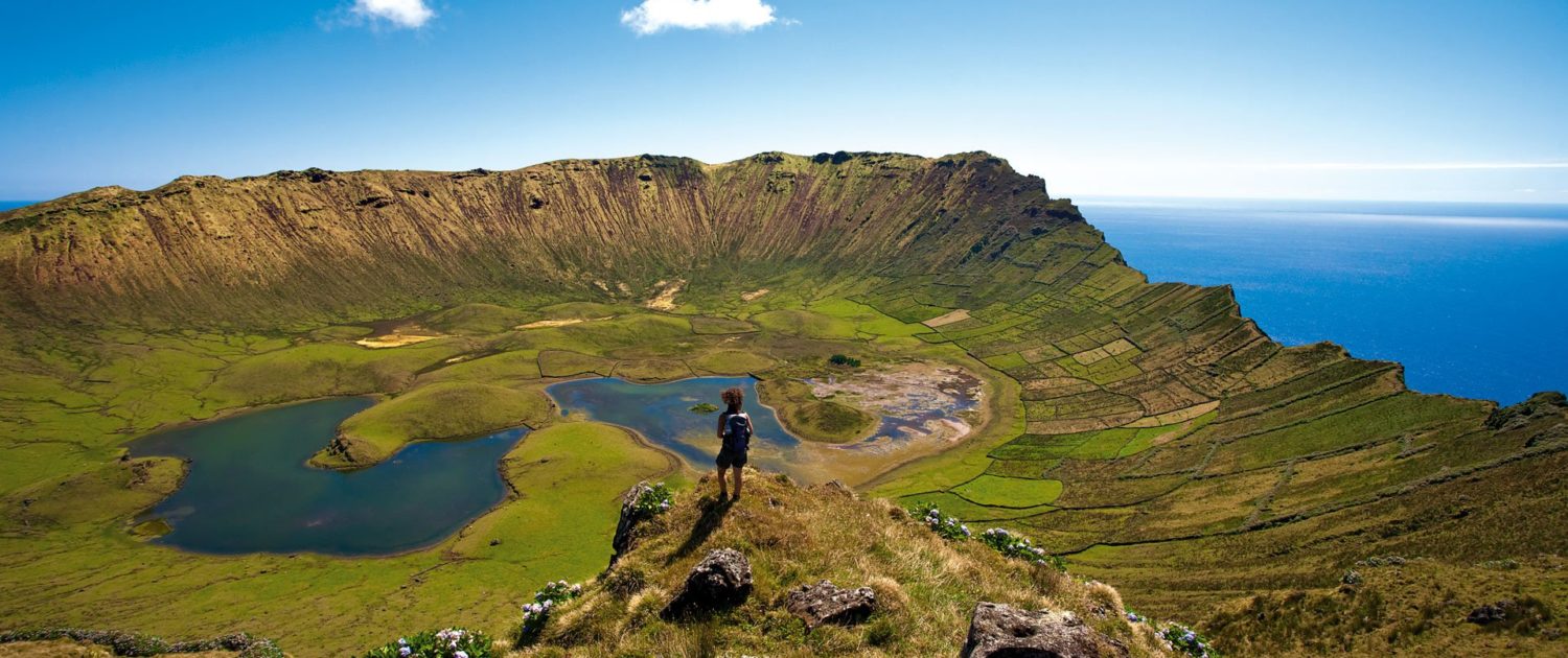 Le Caldeirão, cratère de 2.3 km de diamètre et de 300 m de profondeur. On dit que dans son intérieur est dessiné le paysage des îles açoriennes.