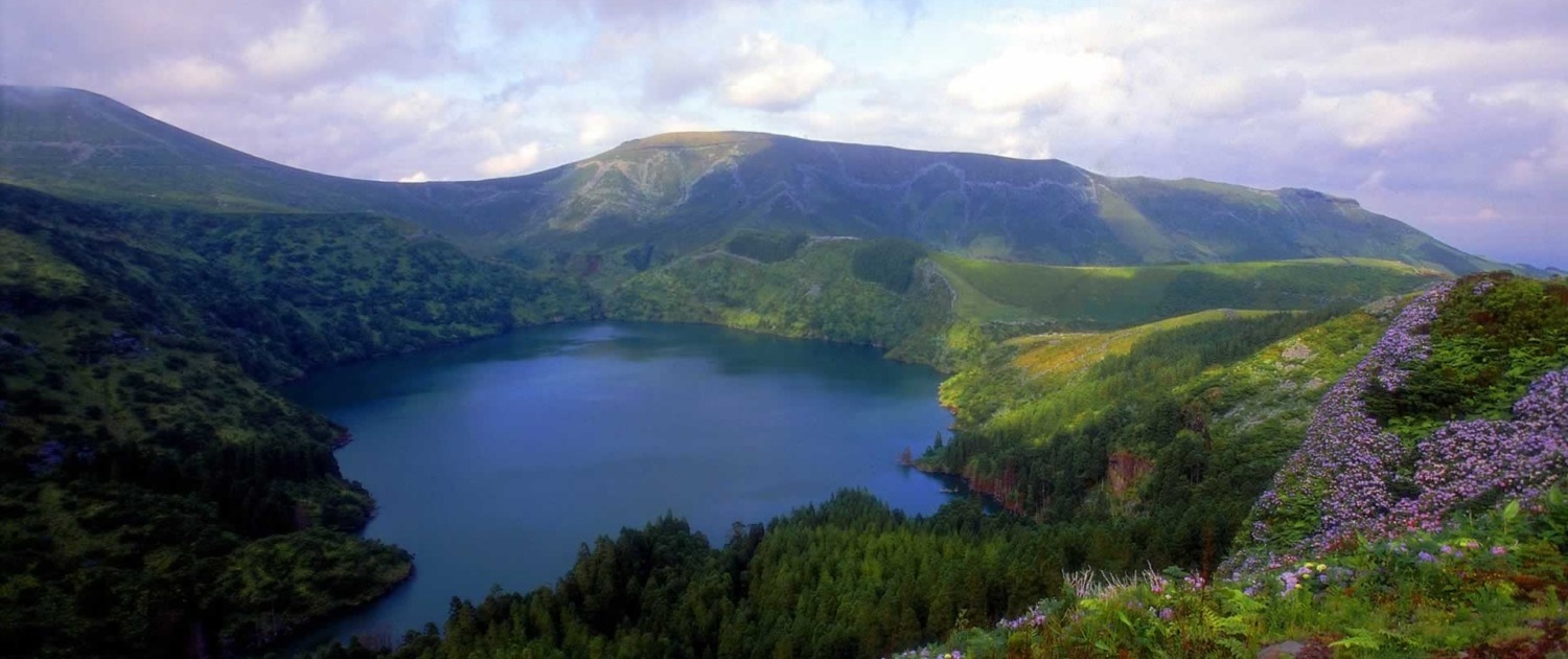 Magnifiques formations volcaniques comme les Sete Lagoas (les sept lacs), Funda, Branca, Seca, Comprida, Rasa, Lomba et Negra, de 100 m de profondeur, île de Flores