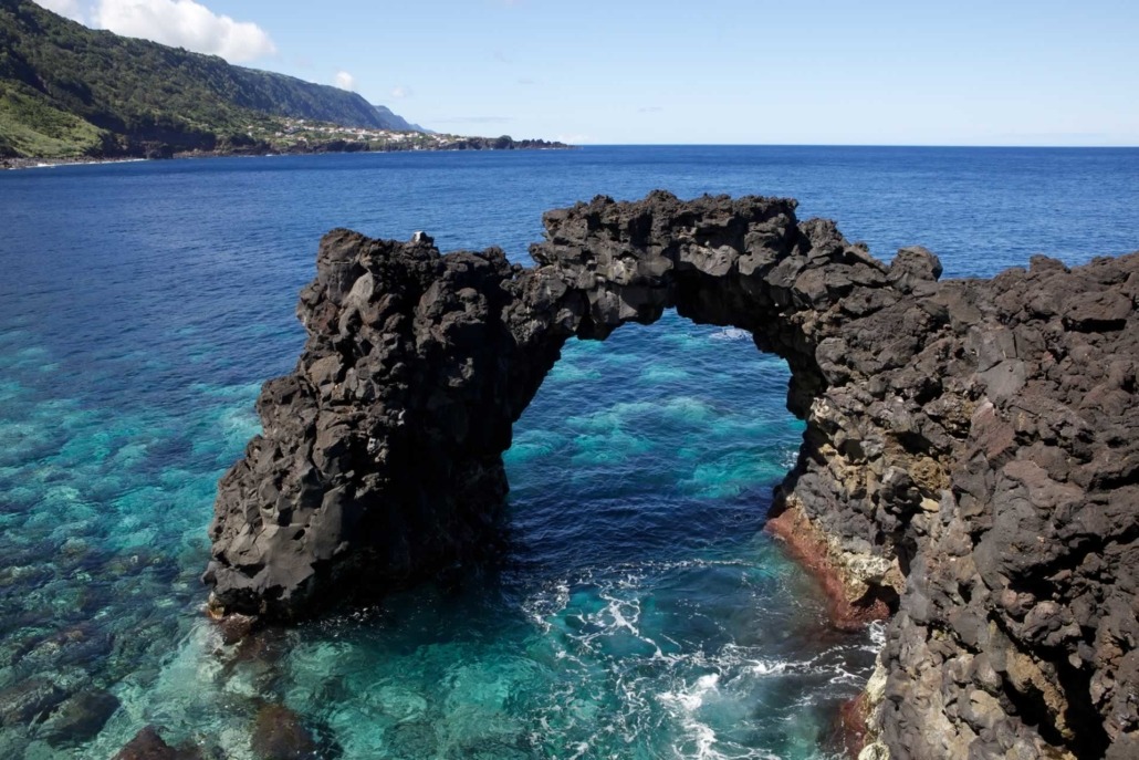 Arc naturel de lave, Faja da Ribeira da Areia, île de São Jorge, Açores