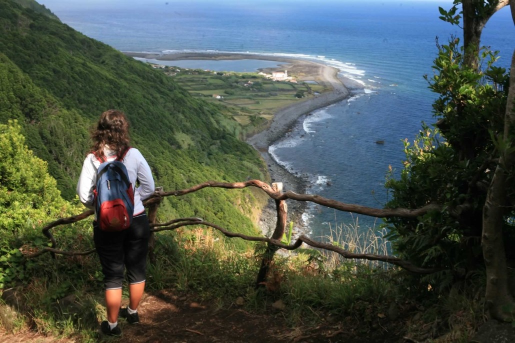 Vue panoramique sur Fajã Caldeira Do Santo Cristo, petites plateformes plates résultant de l’érosion de la roche, île de São Jorge