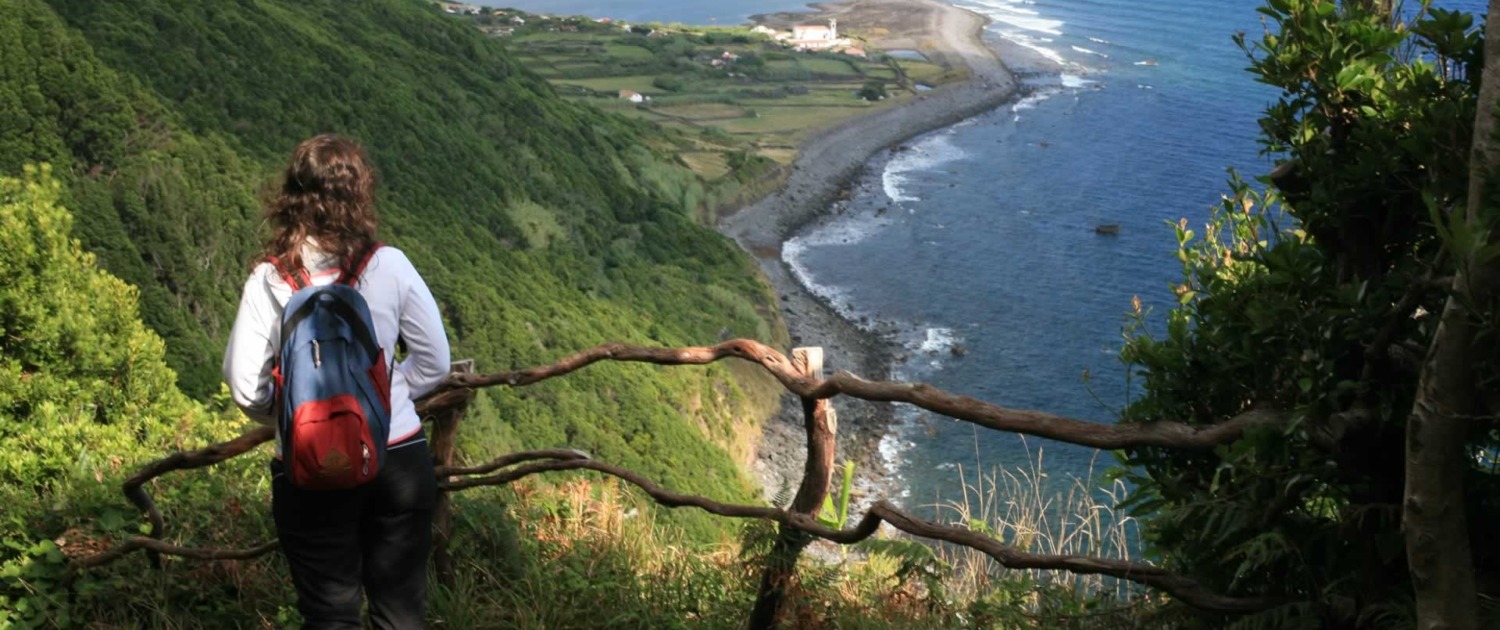Vue panoramique sur Fajã Caldeira Do Santo Cristo, petites plateformes plates résultant de l’érosion de la roche, île de São Jorge
