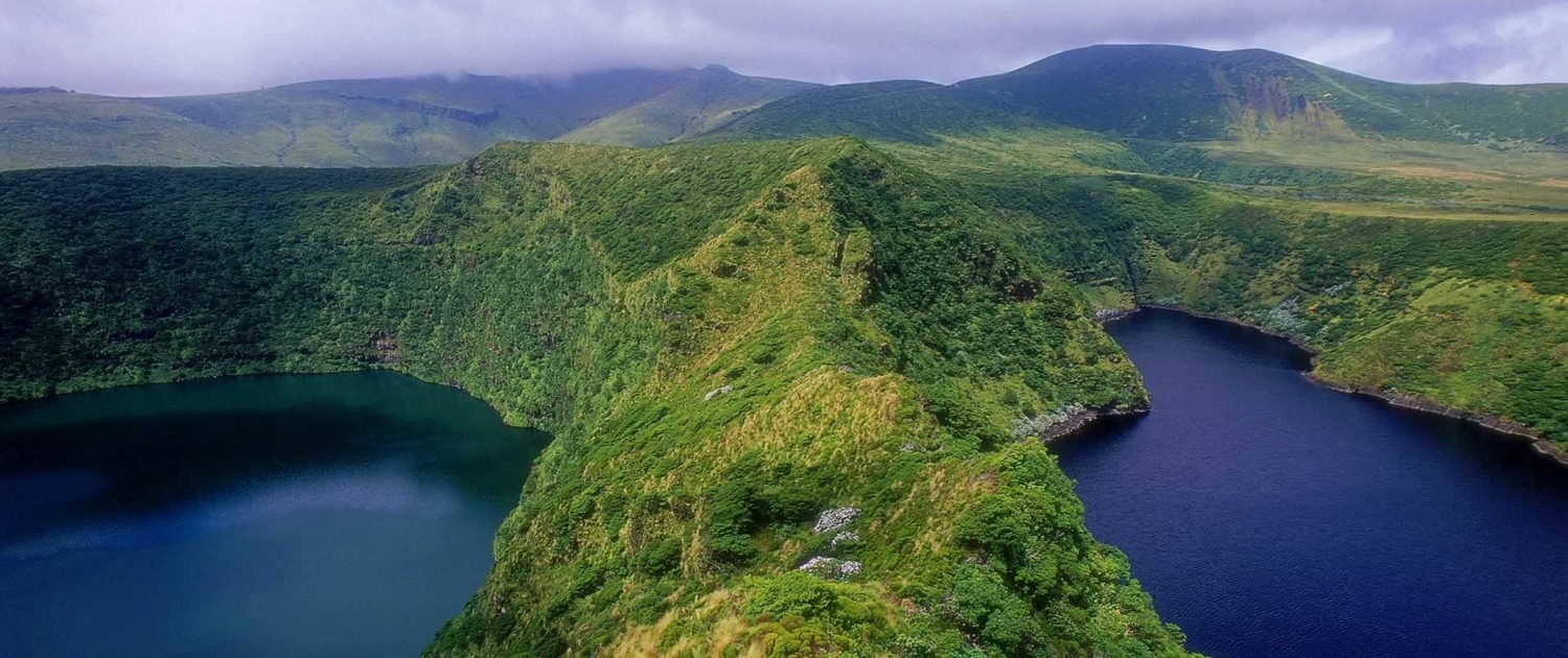 Deux lacs volcaniques séparés par les bords de la caldeira, lagoa Negra (gauche) e lagoa Comprida (droite), Île de Flores, Açores