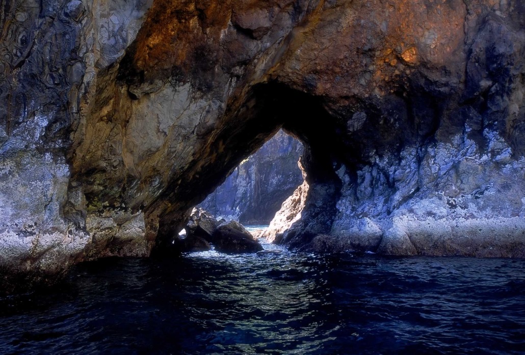 Grottes sous‑marines réchauffées par le Gulf Stream, l'île de Flores, idéale pour les amateurs de plongée.