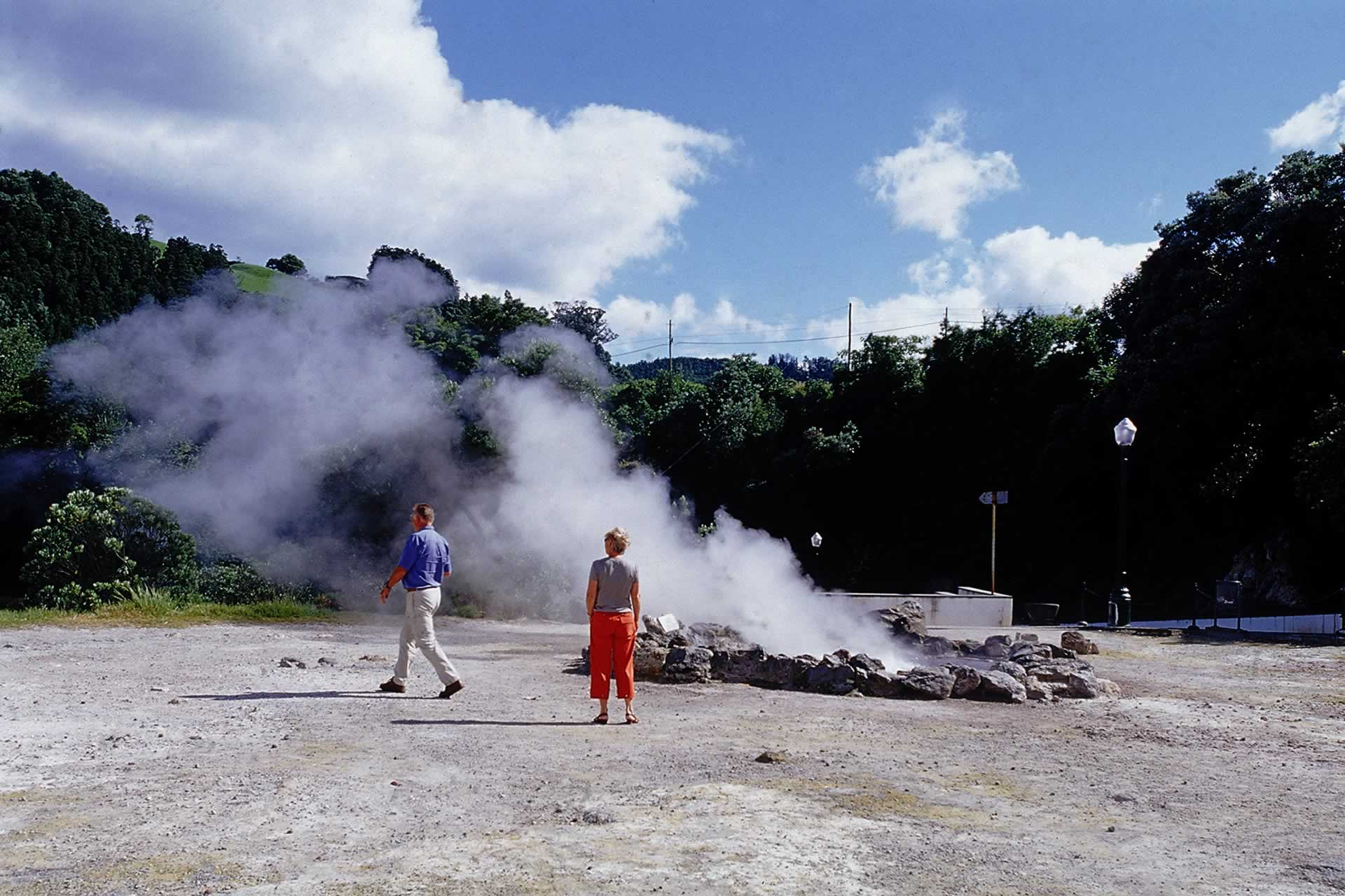 Sentier pédestre à travers caldeiras sèches, champs de fumerolles, eaux minérales sur île de São Miguel