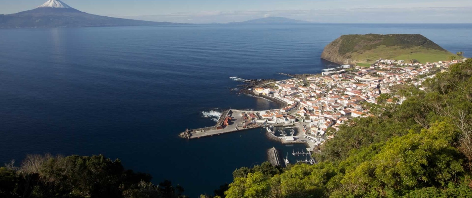 Mirador avec vue panoramique sur Velas de l'île de São Jorge et les deux autres îles qui composent le Triangle, Pico et Faial