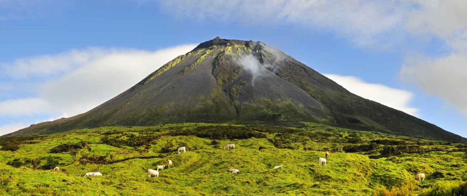 Le volcan de Pico, de 2350 m d’altitude, le plus haut sommet de l’archipel et du Portugal, classé Réserve naturelle depuis 1982