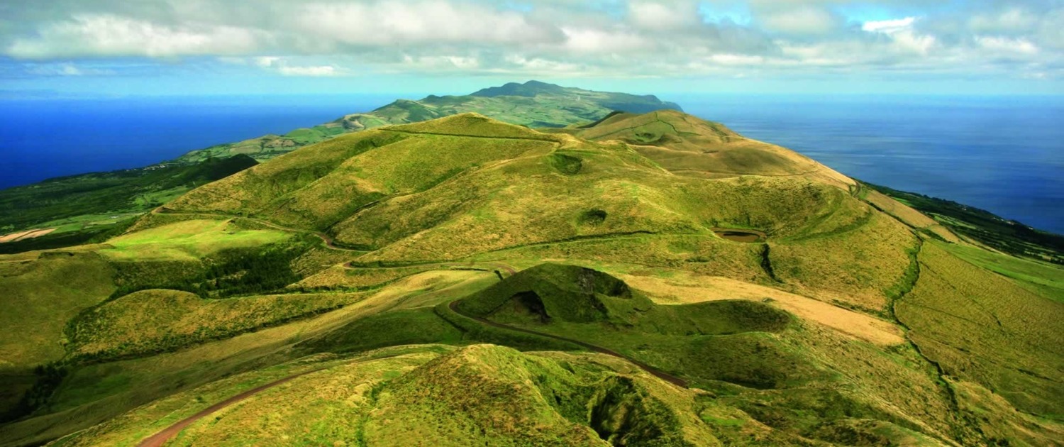 De Pico Da Esperança sur l'’île de São Jorge, 1053 m d’altitude, sont visibles les îles du triangle, Faial et Pico