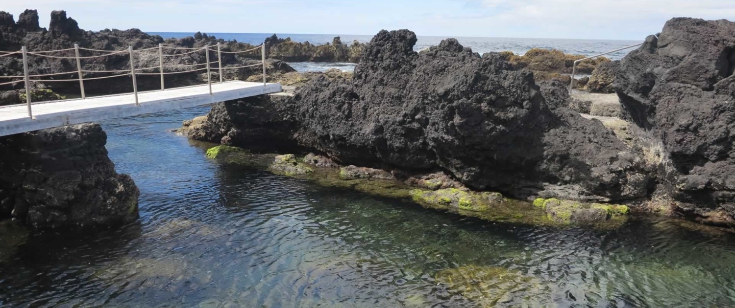 Dans les terres de Terceira, site de Biscoitos et ses piscines naturelles creusées dans la lave d'anciennes éruptions volcaniques
