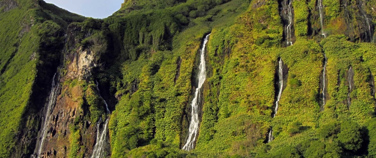 Lac à la base de la falaises formant d'impressionnantes cascades d'eau à Poca da Alagoinha, île de Flores, Archipel des Açores