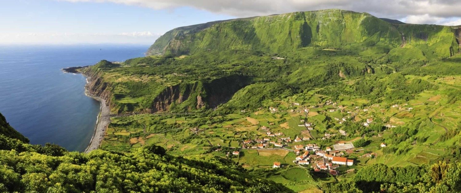 L’île de Flores est la plus verdoyante de l’archipel des Açores, riche en vallées, rivières, chutes d’eau, forêts et fleurs