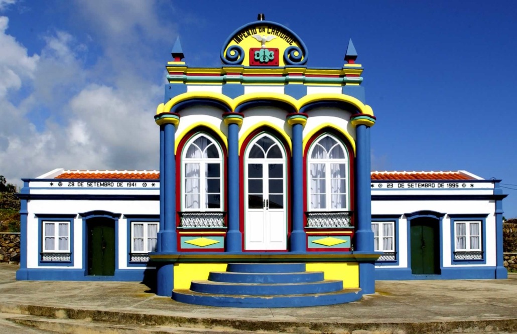 Impérios do Divino Espírito Santo de Praia da Vitória, petites bâtisses aux couleurs vives parsemées dans toute l’île de Terceira