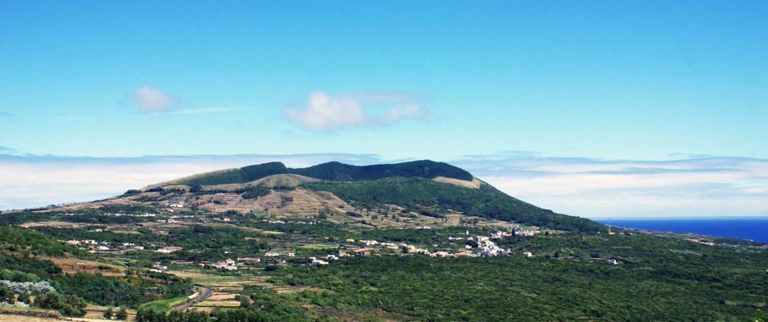 Réserve de la Biosphère par l’Unesco, relief plat et bas de l'île de Graciosa, Caldeira à 402 m