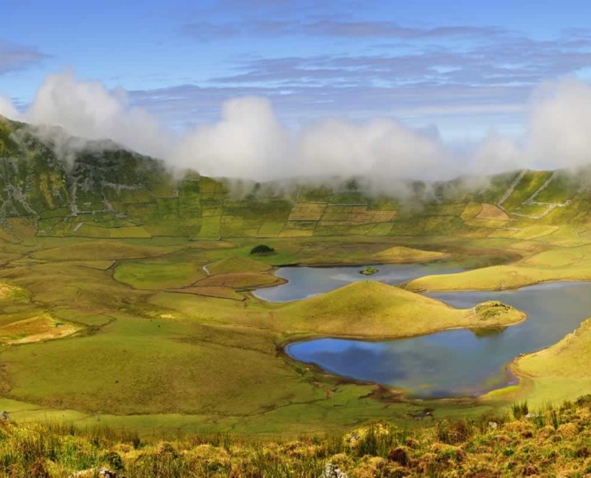 Le Caldeirão, cratère de collapsus avec un lac et de petits cônes à l’intérieur, île de Corvo