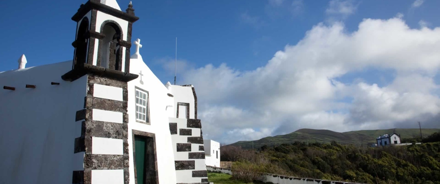 Mirador naturel, chapelle de Nossa Senhora da Ajuda avec vue sur Santa Cruz da Graciosa et la mer