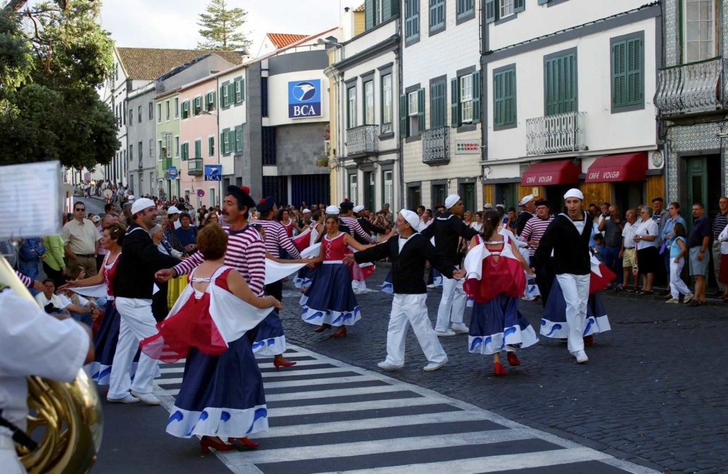 Semaine de la mer en août consacrée aux voiliers, dans la baie de Horta sur l'île de Faial, spectacles de musique et folklore