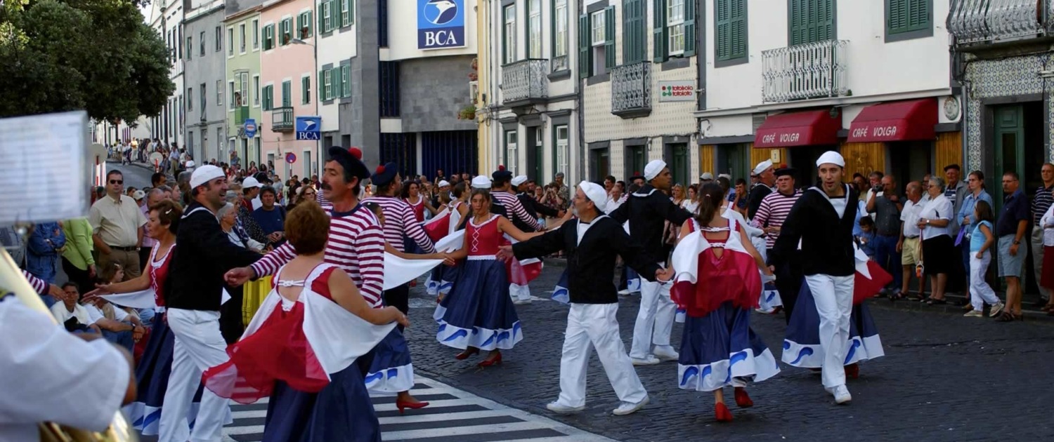 Semaine de la mer en août consacrée aux voiliers, dans la baie de Horta sur l'île de Faial, spectacles de musique et folklore