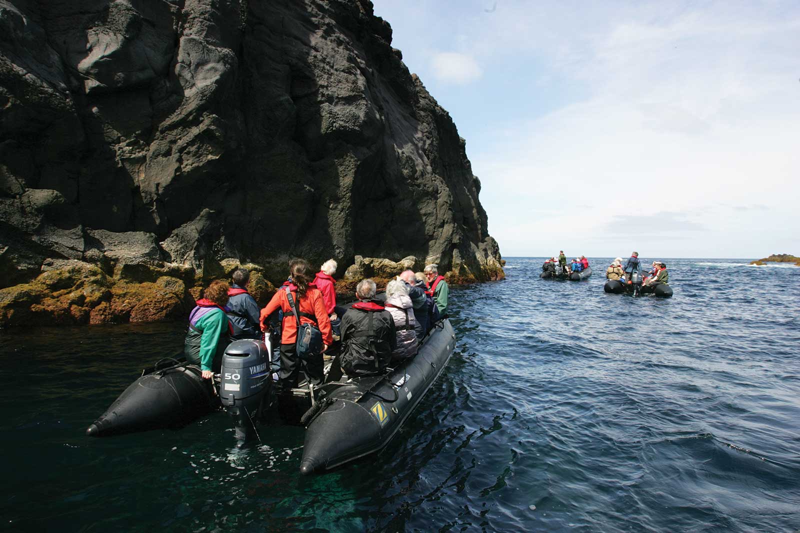 Exploration de la côte de l'île de Graciosa en barque