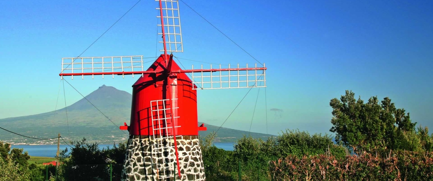 Île de Faial agrémentée de pittoresques moulins à vent rouges d’Espalamaca, datant des XIXe et XXe siècles