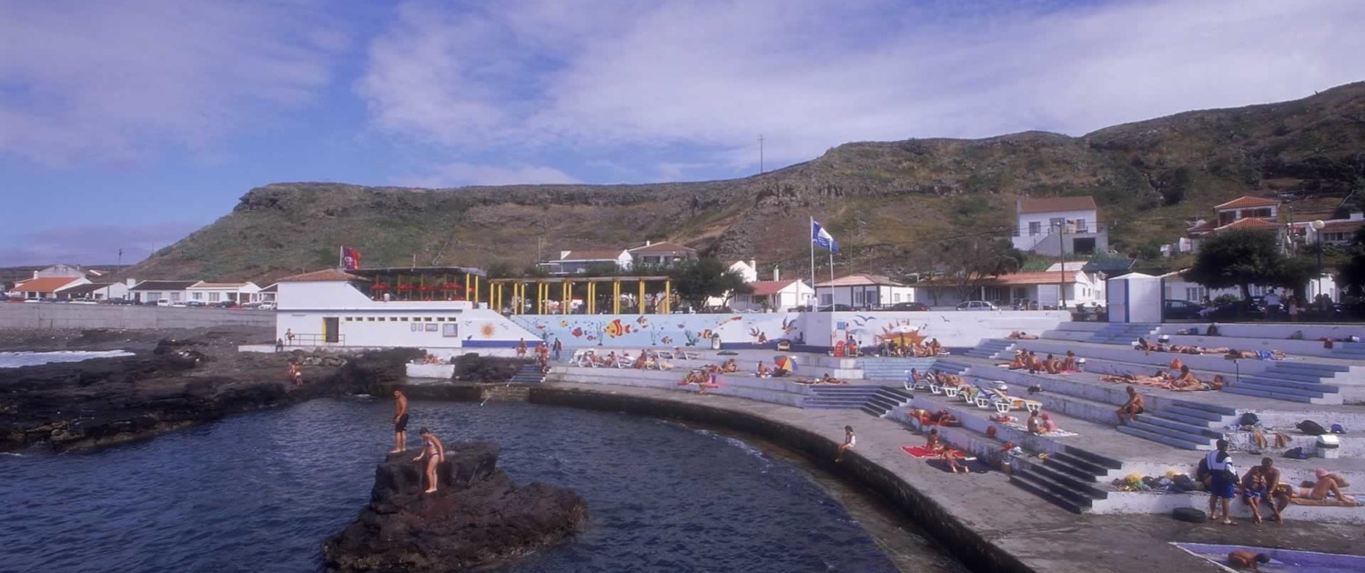 Baía dos Anjos, port de pêche et piscine naturelle, île de Santa Maria