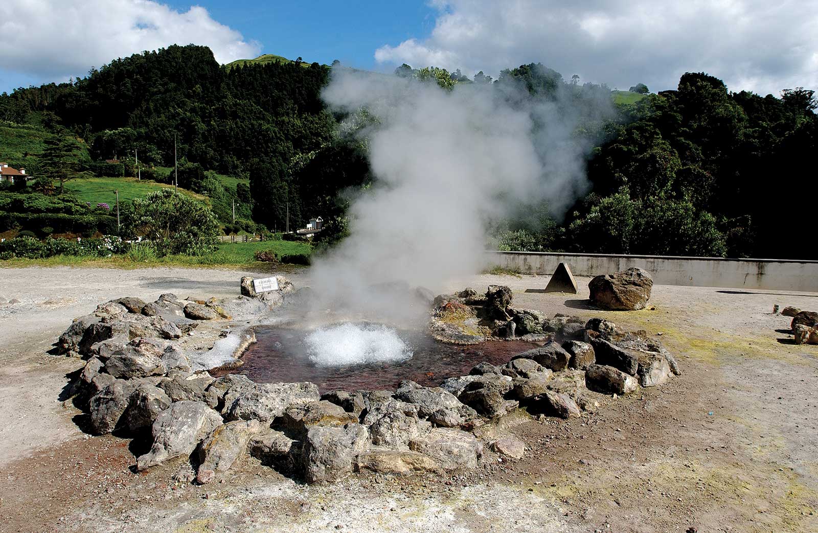 Sources d’eau chaude et trous dans la terre de Furnas, île de São Miguel