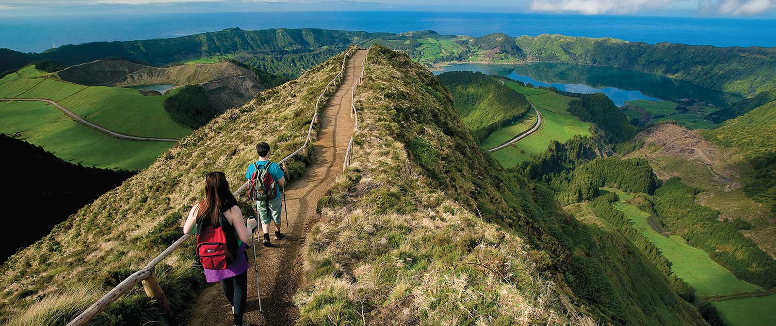 Sentiers vers Sete Cidades et Lagoa do Fogo, lac aux eaux bleutées, l'un des plus beaux sites de l'île de São Miguel