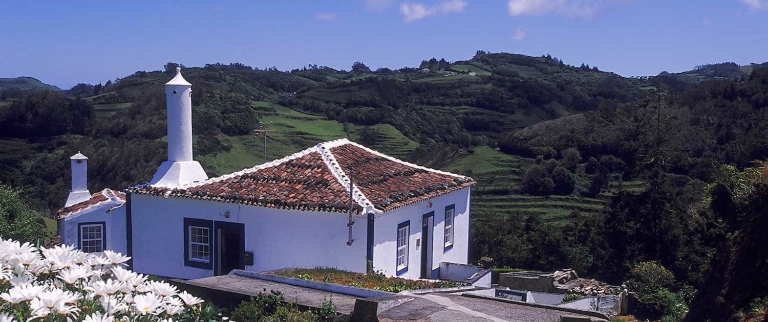 Maison traditionnelle dont la cheminée est blanchie à la chaux, île de Santa Maria, Açores