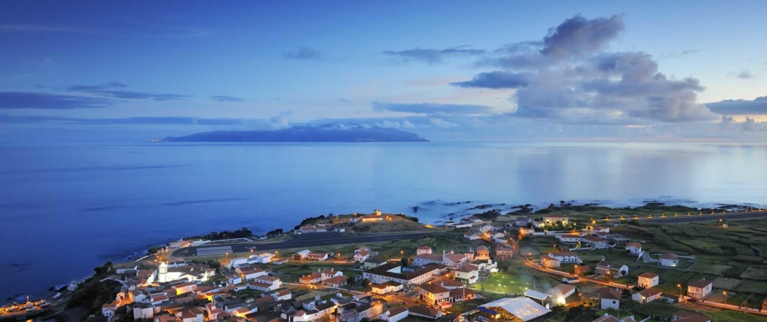 Vila do Corvo, seule ville de l'île de Corvo dont la population ne dépasse pas 500 habitants, est implantée dans une fajã lavique