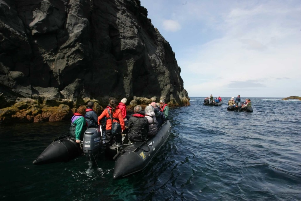 Exploration de la côte de l'île de Graciosa en barque