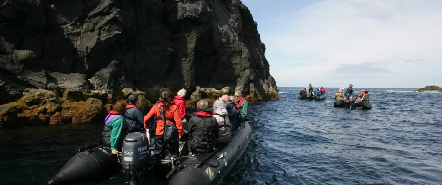 Exploration de la côte de l'île de Graciosa en barque