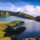 Excursion Lagoa Do Fogo lac aux eaux bleutées situé dans le cratère d'un volcan sur l'île de São Miguel