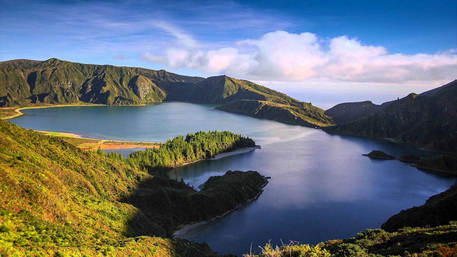 Excursion Lagoa Do Fogo lac aux eaux bleutées situé dans le cratère d'un volcan sur l'île de São Miguel