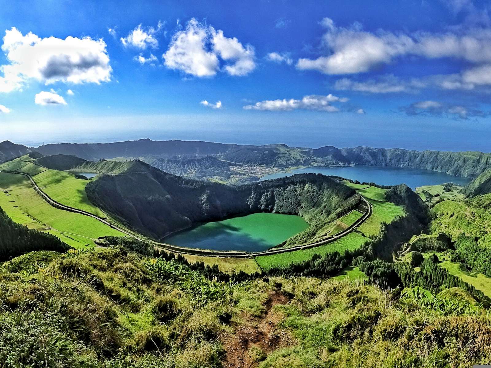 Lacs bleu et vert du cratère du volcan de Sete Cidades sur l'île de São Miguel